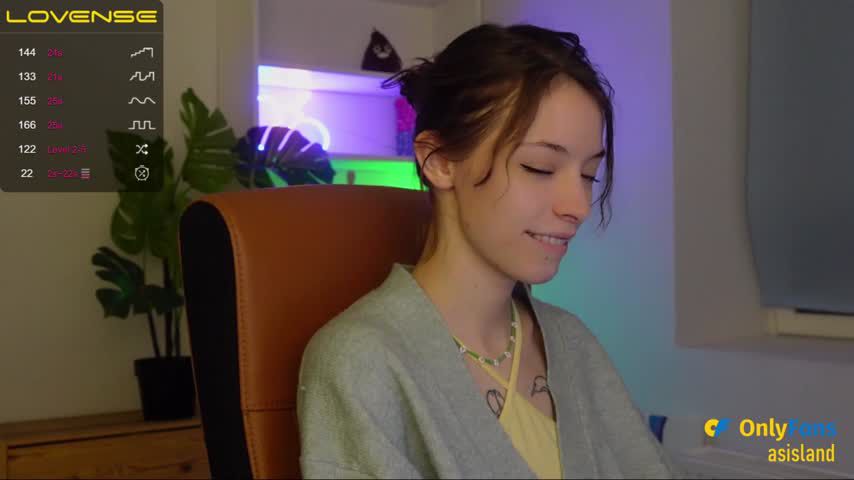 Violet Chaturbate - The girl uses a strapon on him.